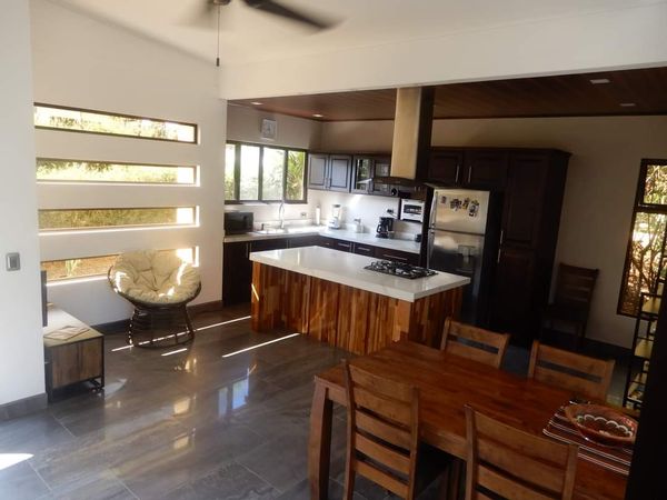 Maison avec piscine privée entourée de toucans !