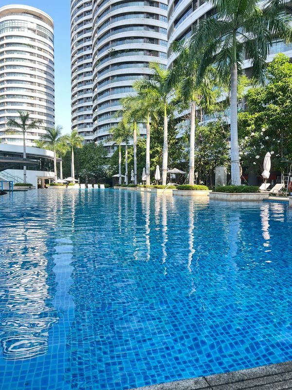 Bright apartment with pools – 5 min from District 1