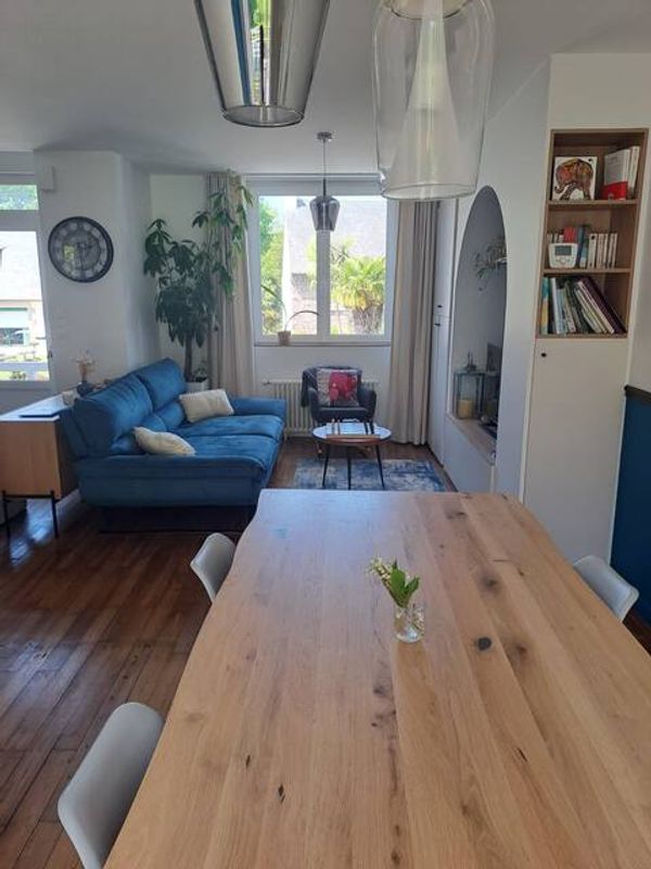 Maison 8 pers. en ville , avec grand jardin clos et terrasse, à 15 minutes de la côte d'Emeraude.
