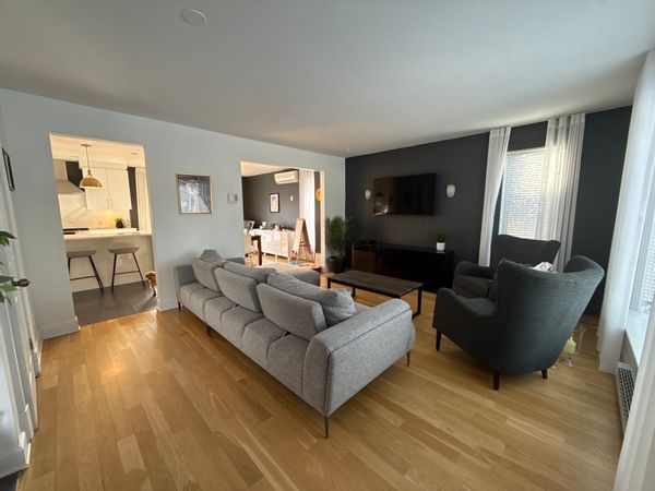 Maison familiale lumineuse 4 chambres  avec piscine chauffée privée à 20 minutes de Montréal