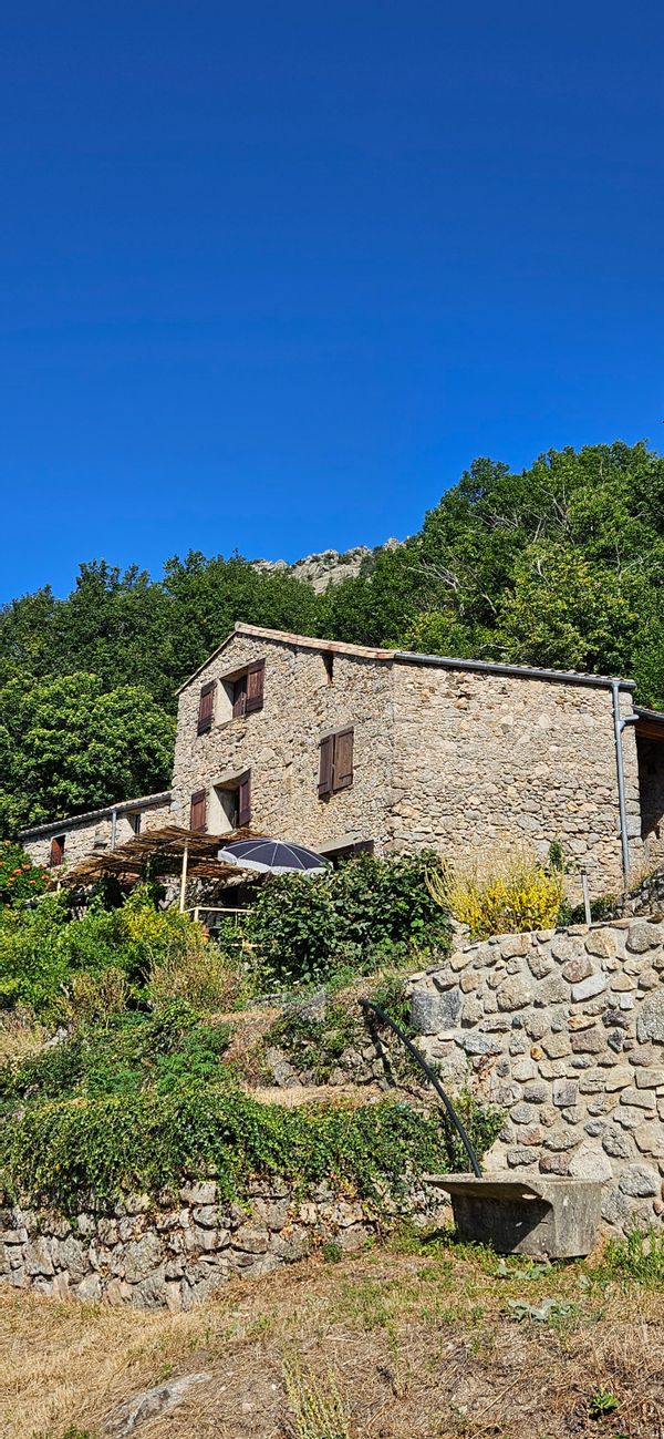 Grande Maison taillée dans la pierre au charme fou dans un petit hameau des Cévennes