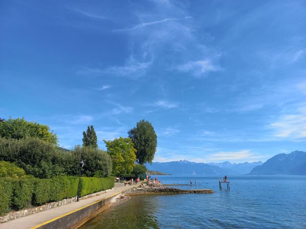 Petite maisonnette improbable avec vue sur le lac