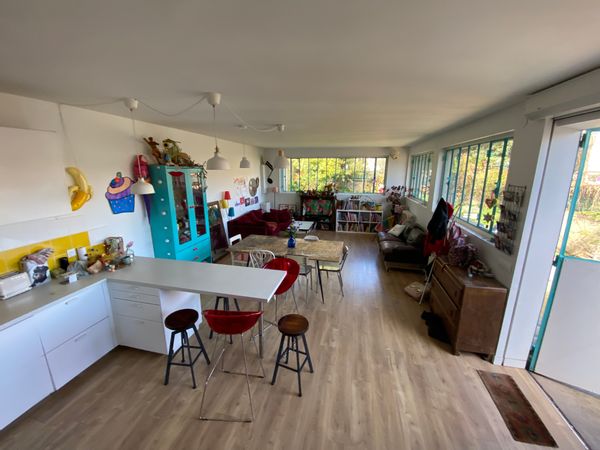 Maison colorée pour visiter Paris au calme