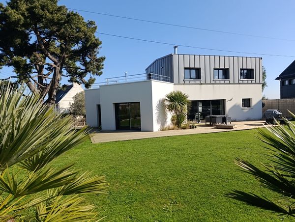 Maison moderne en ville, proche de la mer et des vallées