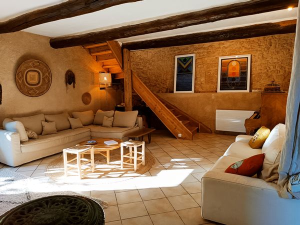 Bâtisse familiale au sein d'une propriété de 1,5 hectares, entre vallon fleuri et village provençal