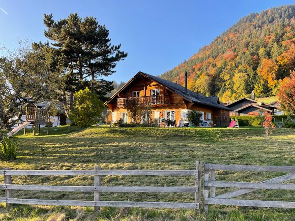 Maison de Tiphaine et Sébastien à 950m d altitude au calme dans un p’tit village, jardin avec vue.