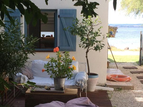 CABANON DE PECHEUR LES PIEDS DANS L'EAU
