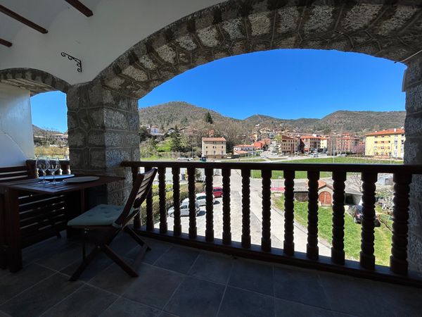 Cal Botey es un encantador apartamento turístico situado en Ripoll, con una ubicación inmejorable