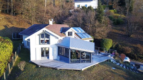 Maison moderne avec vue imprenable sur les montagnes