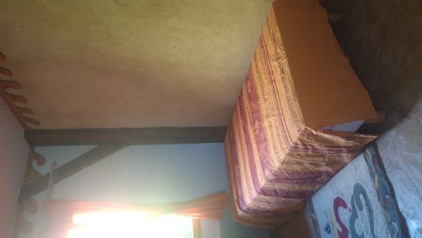 La chambre en terre de Danielle dans la maison écolo terre paille