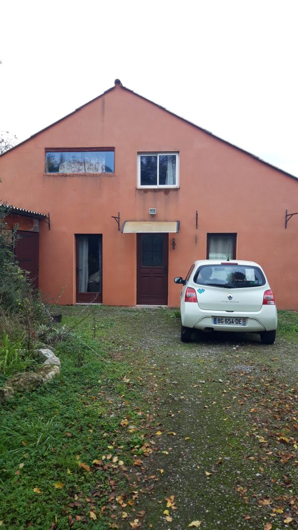 Chambre privée de Danielle dans la maison en terre