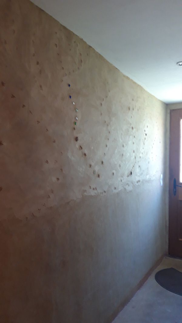 Chambre privée de Danielle dans la maison en terre