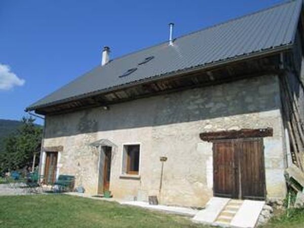 Grande maison qui domine la vallée, face à la montagne