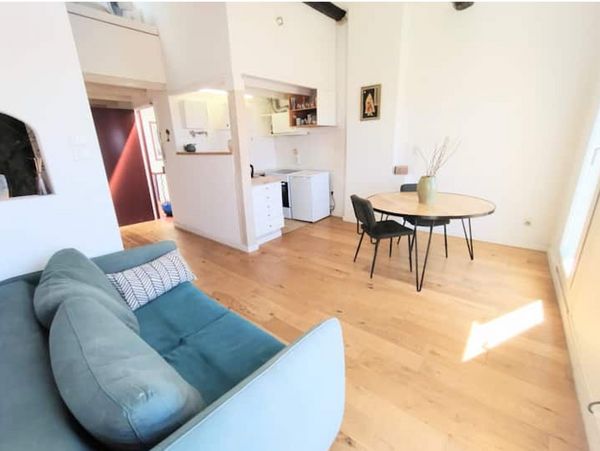 Grand studio avec très belle vue sur la Marseille et Bonne-mère. Chambre en mezzanine.