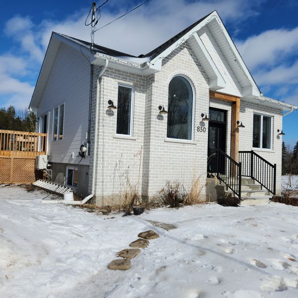 Maison familiale neuve avec grand terrain et jeux pour enfants — à 40 min de Montréal.