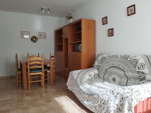 Appartement de 2 chambres avec vue sur la mer et à 100 m de la plage.