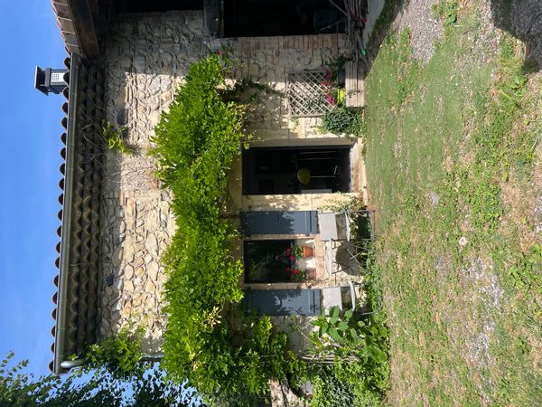 La maison de Aurelie est une vieille  ferme en pierre rénovée, à l’ombre d’un grand tilleul!