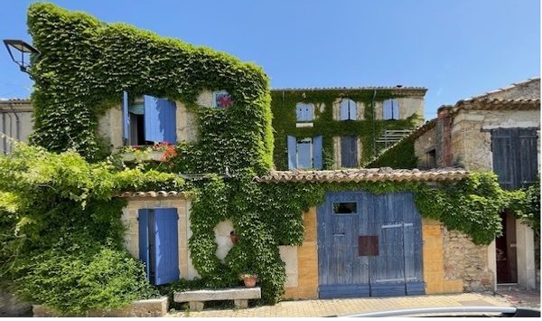 LUBERON Maison de charme dans le vieux village de Lauris.