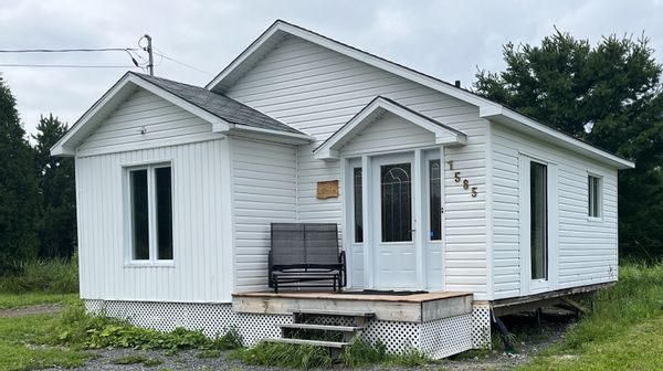 Petit chalet au cœur de la nature avec accès privilégié à un domaine privé de 2 km² avec sentiers.