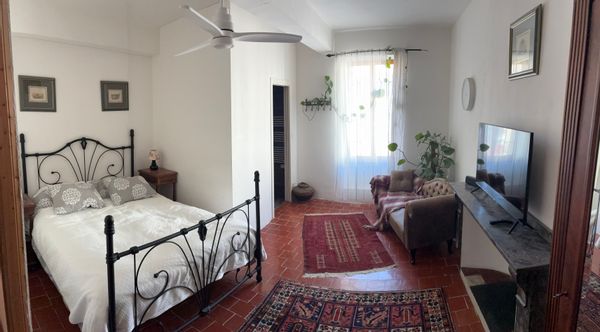 Chambre privée avec en-suite dans une grande maison de village, avec gym et office