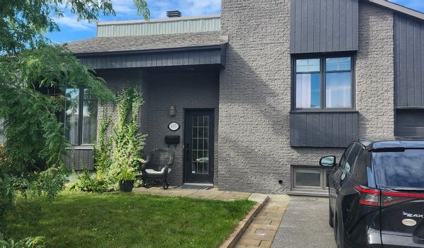 La maison de Valérie est très accueillante dans un quartier paisible près de la ville.