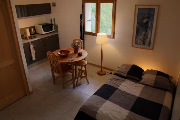 Petit studio simple et fonctionnel, en montagne, proche de la nature et des activités en plein-air.