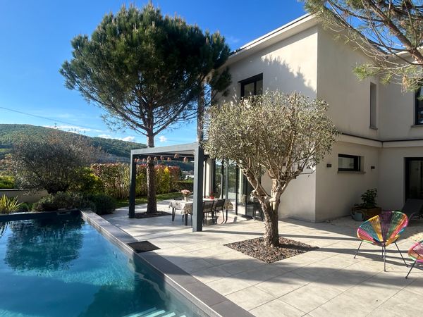 Maison familiale avec piscine et jardin à 20 min de Lyon (5 chambres)