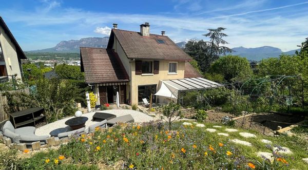 Maison mitoyenne vue montagne, à 10km du lac par voie cyclable