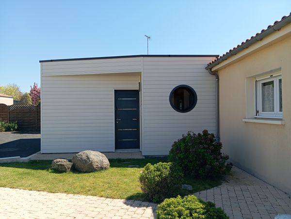 Maison individuelle avec un studio dans extension en bois entre ville et campagne.