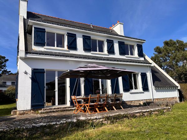 La maison est située à 2 min à pied du port. Plage, Bourg, GR, Clubs, tout est accessible à pied.
