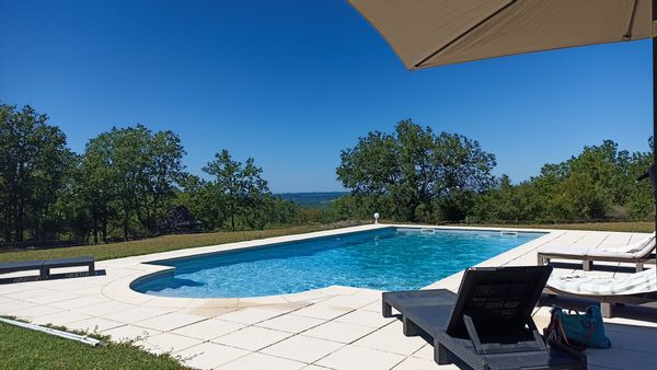 « Les Tavernes » , maison en pierre typique , nichée au coeur de la campagne.