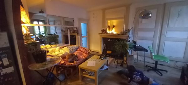 Maison de bourg sur une jolie place arborée, belle lumière