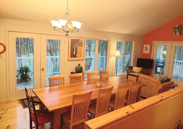 Maison de charme au pied de la montagne! Voisine d'une réserve naturelle avec sentiers et ruisseau.
