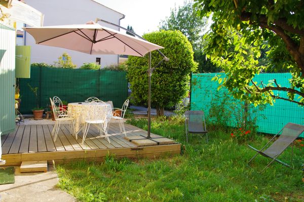 La maison de Nicole. Petit appartement avec jardin et terrasse au calme.