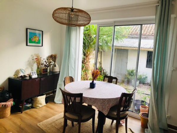 Une petite maison de ville atypique et très calme.