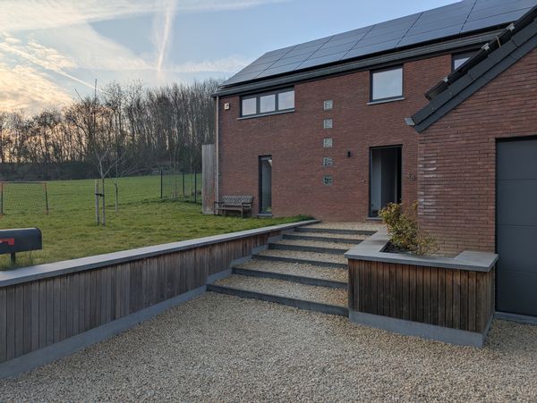 Maison moderne et agréable au cœur d'un petit village animé.