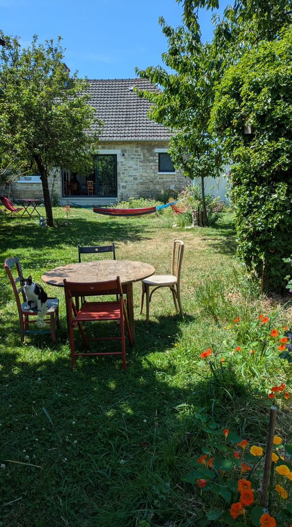 Maison en pierre, jardin calme et centre-ville à pied