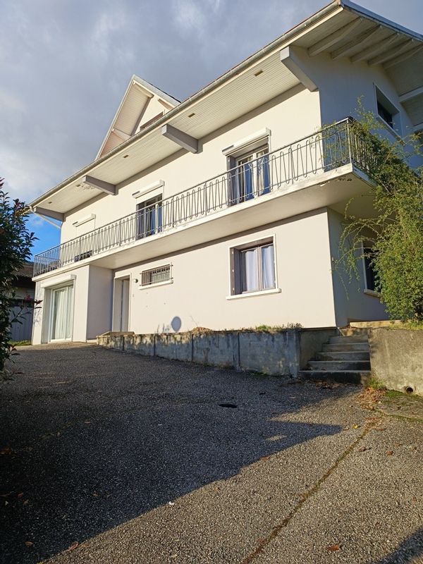 La maison de Leslie au coeur des Alpes, au pied des montagnes Savoyardes.