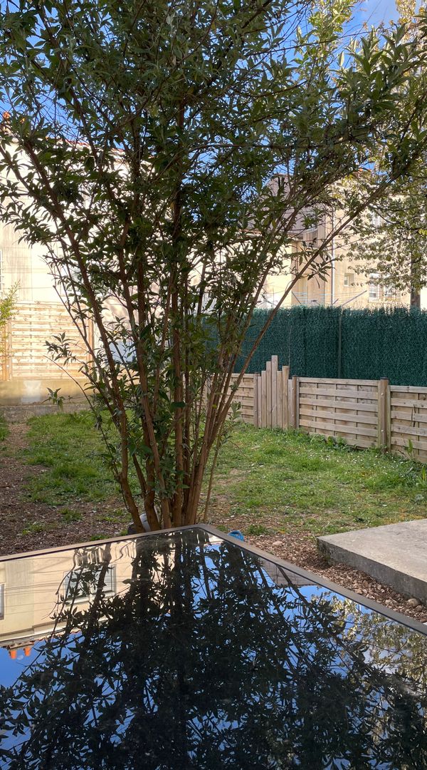 Maison agréable avec terrasse et petit jardin. Dans un quartier calme à côté d’un jardin public