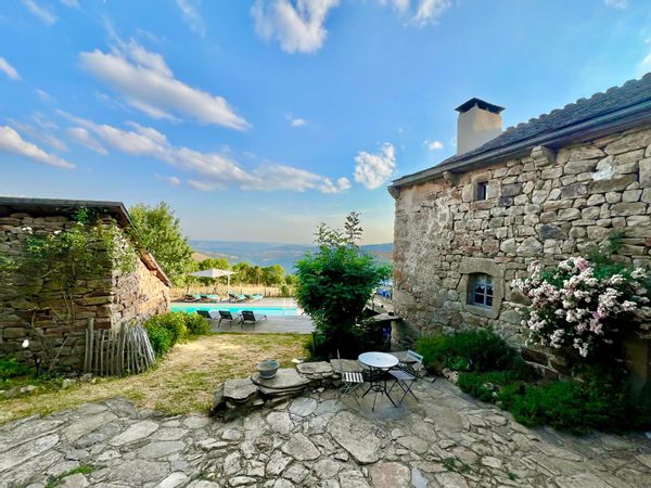 Bergerie Authentique   pleine nature de Lozere  /  une vue  de 35 kms, piscine chauffée en saison