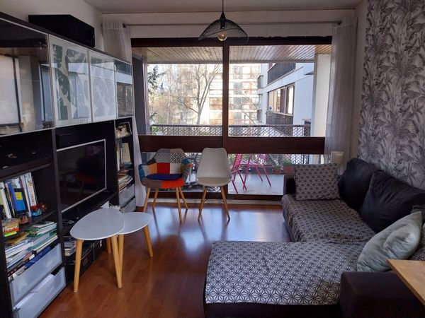 l'appartement de Blandine se situe dans un parc, proche de Versailles. (7kms)(1 chambre)