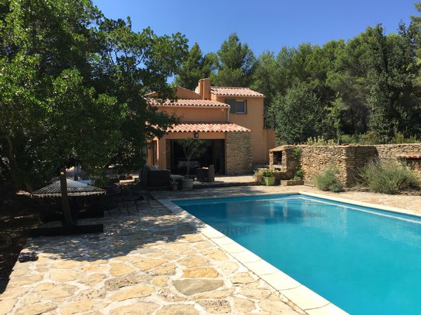La maison un havre de paix est au coeur de la foret provençale proche du circuit du Castellet