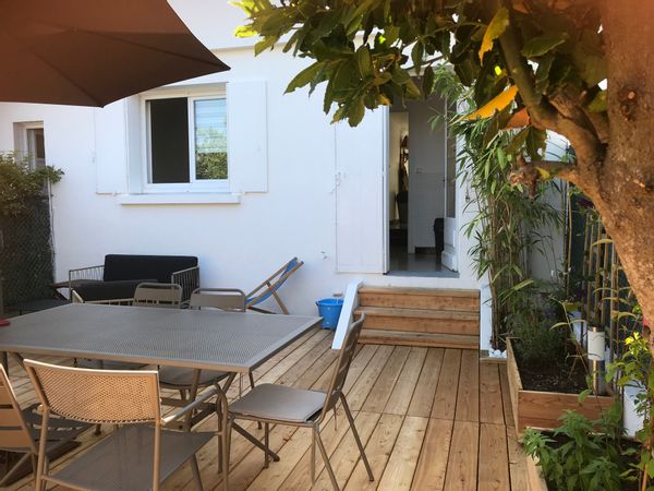 Une petite maison à Royan , la ville la plus "années 50" de France en bord de mer .