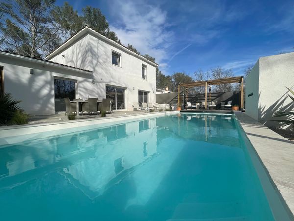 La maison de Florence et Philippe, bastide au soleil avec piscine privée et billard au calme
