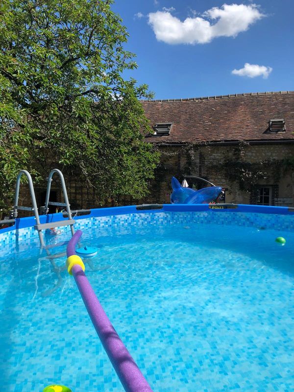 Fermette en pierre XIXème dans le perche vallonné, grand jardin clos, piscine l'été