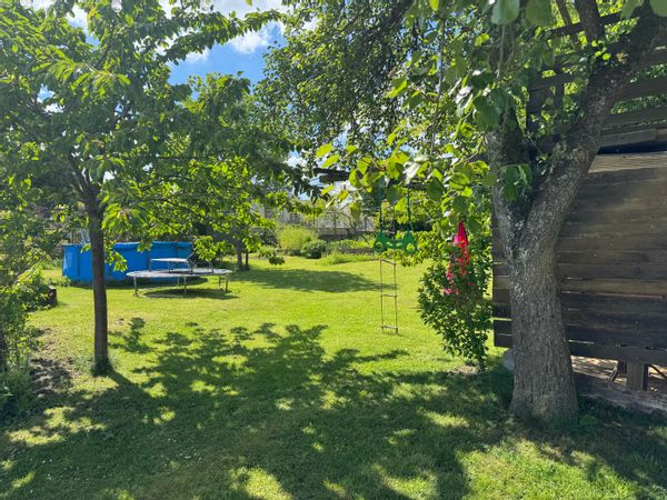 Fermette en pierre XIXème dans le perche vallonné, grand jardin clos, piscine l'été