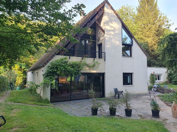 Maison d'architecte avec un grand jardin