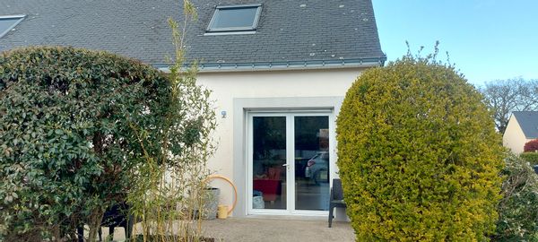 Maison mitoyenne du Morbihan sur 2 niveaux avec terrasse et jardin dans un lotissement calme