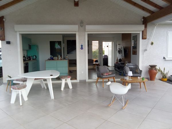 Maison de Sylvie et Cédric au centre de l'ile, vue montagnes, calme avec piscine et jardin fleuri