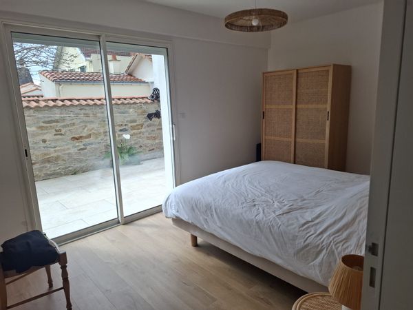 La maison est située en bord de mer à Pornic, proche du centre-ville et de la gare